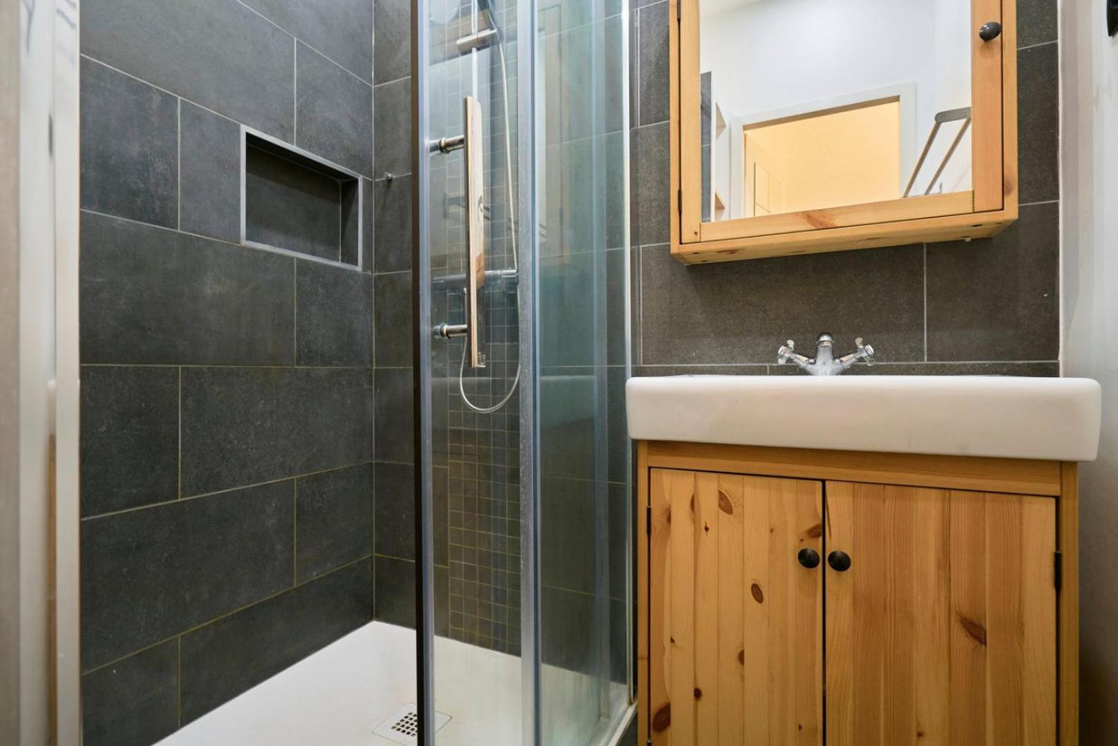 ליל 1 Bedroom Apartment Near Metro, Shops & Schools מראה חיצוני תמונה