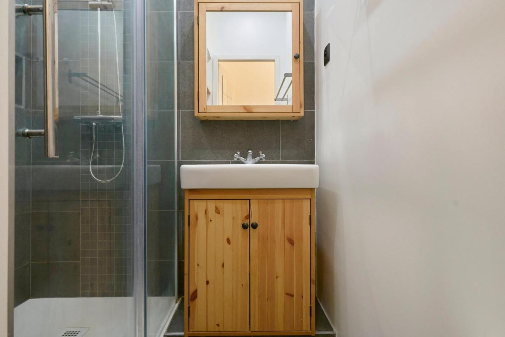 ליל 1 Bedroom Apartment Near Metro, Shops & Schools מראה חיצוני תמונה
